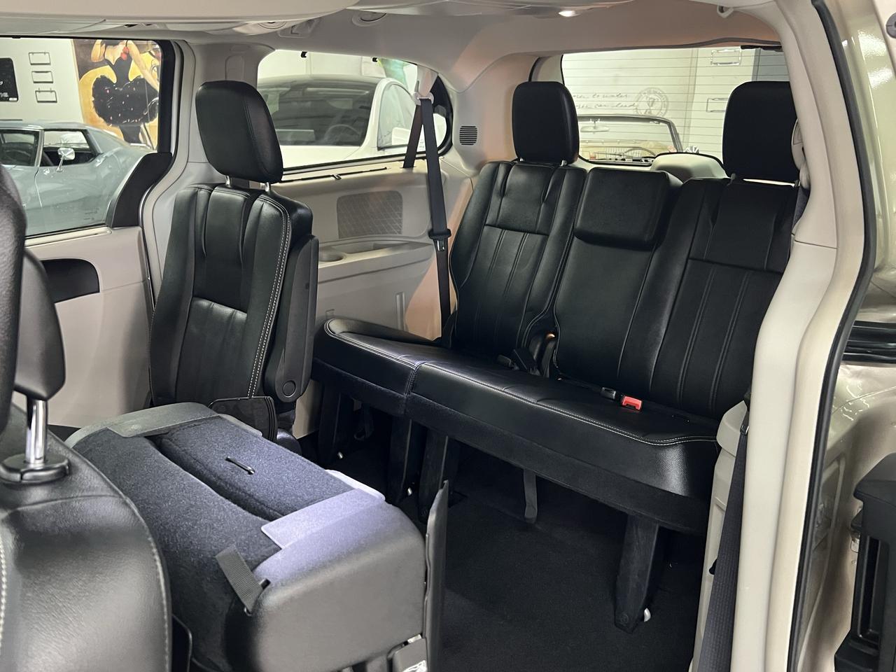2016 Chrysler Town & Country TOURING Photo
