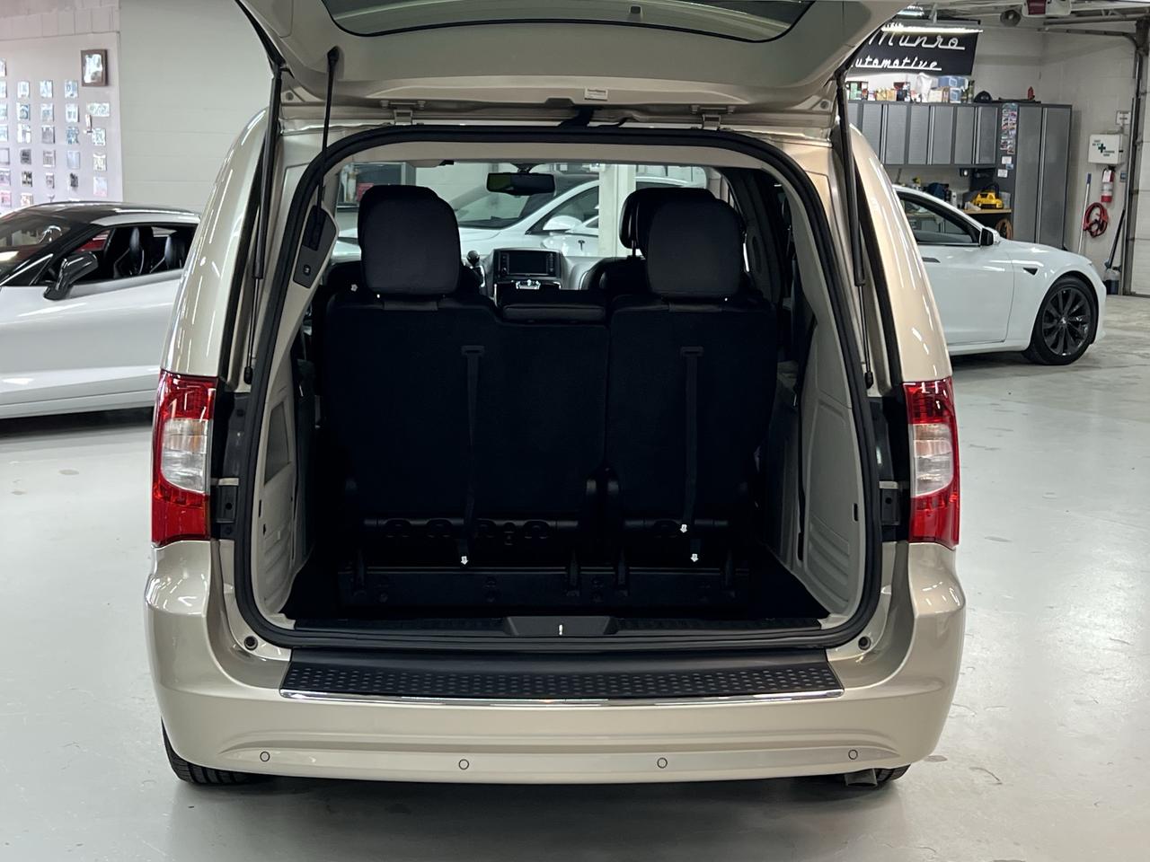 2016 Chrysler Town & Country TOURING Photo