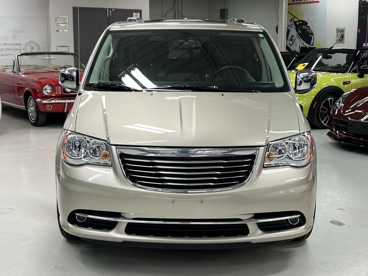 2016 Chrysler Town & Country TOURING Photo