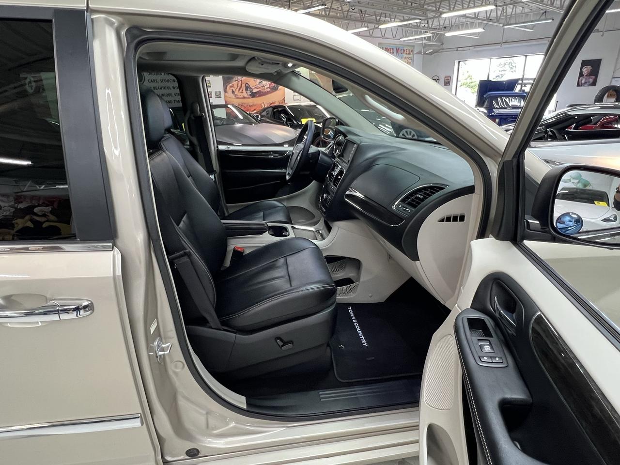 2016 Chrysler Town & Country TOURING Photo