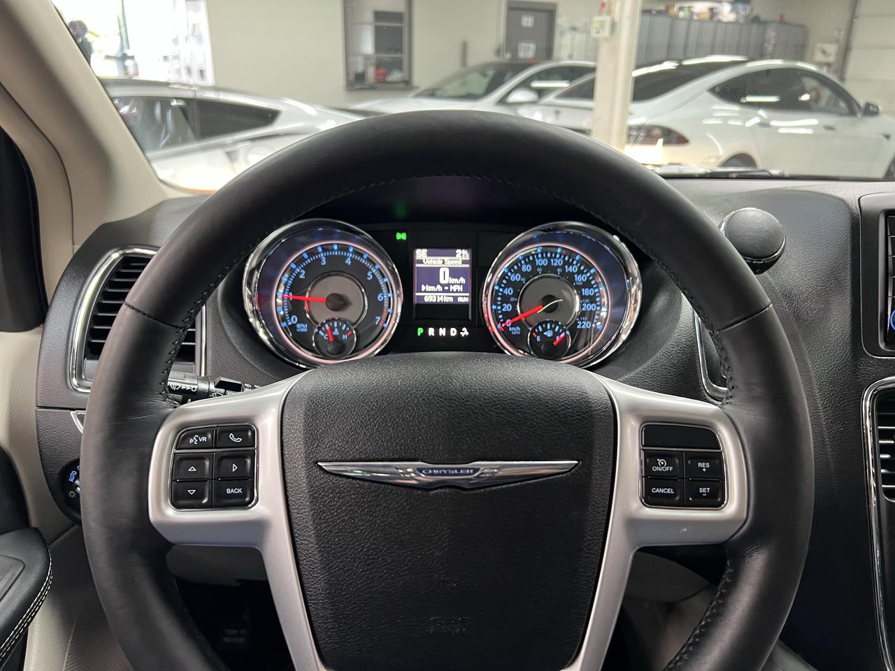 2016 Chrysler Town & Country TOURING Photo