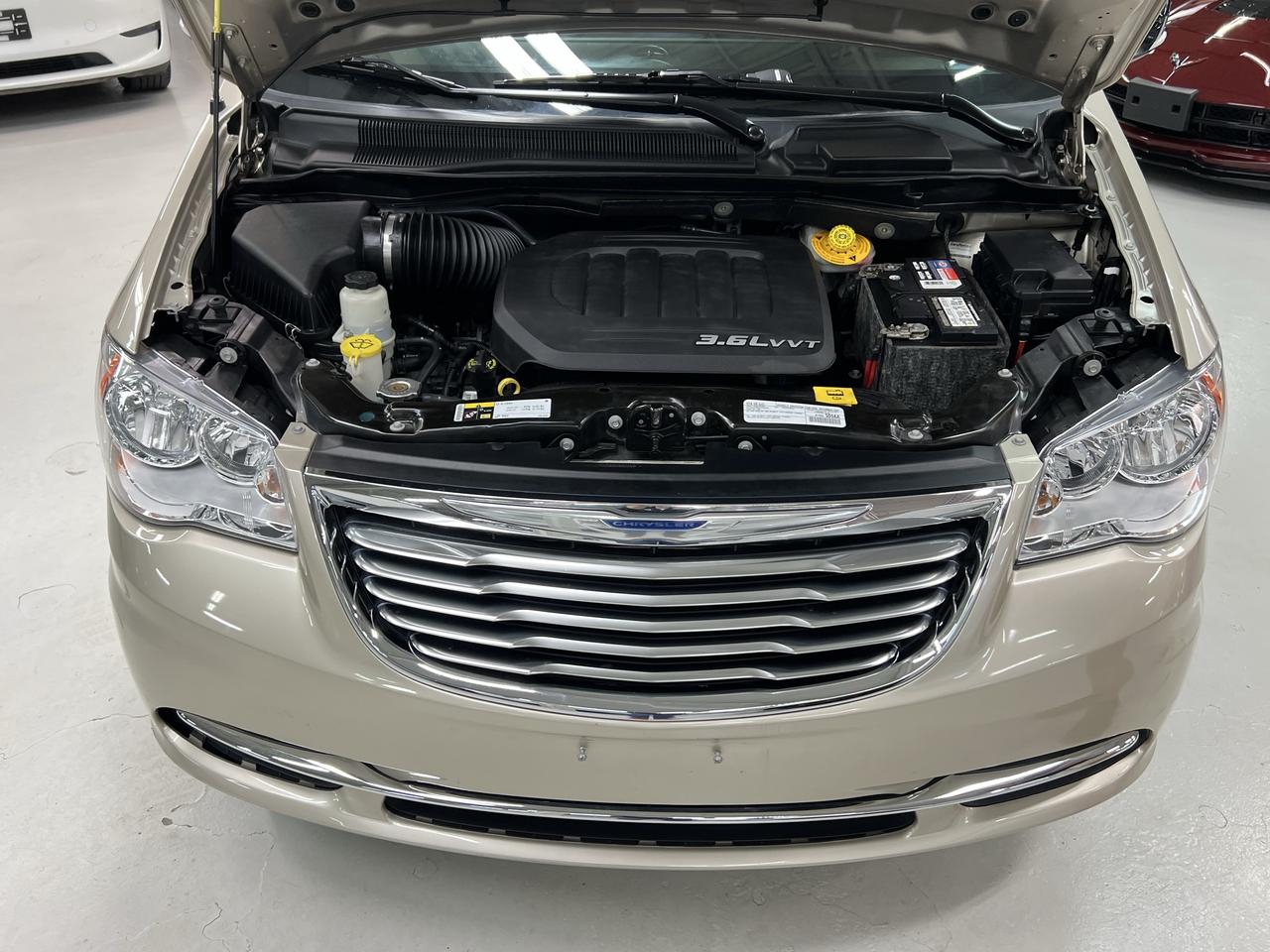 2016 Chrysler Town & Country TOURING Photo