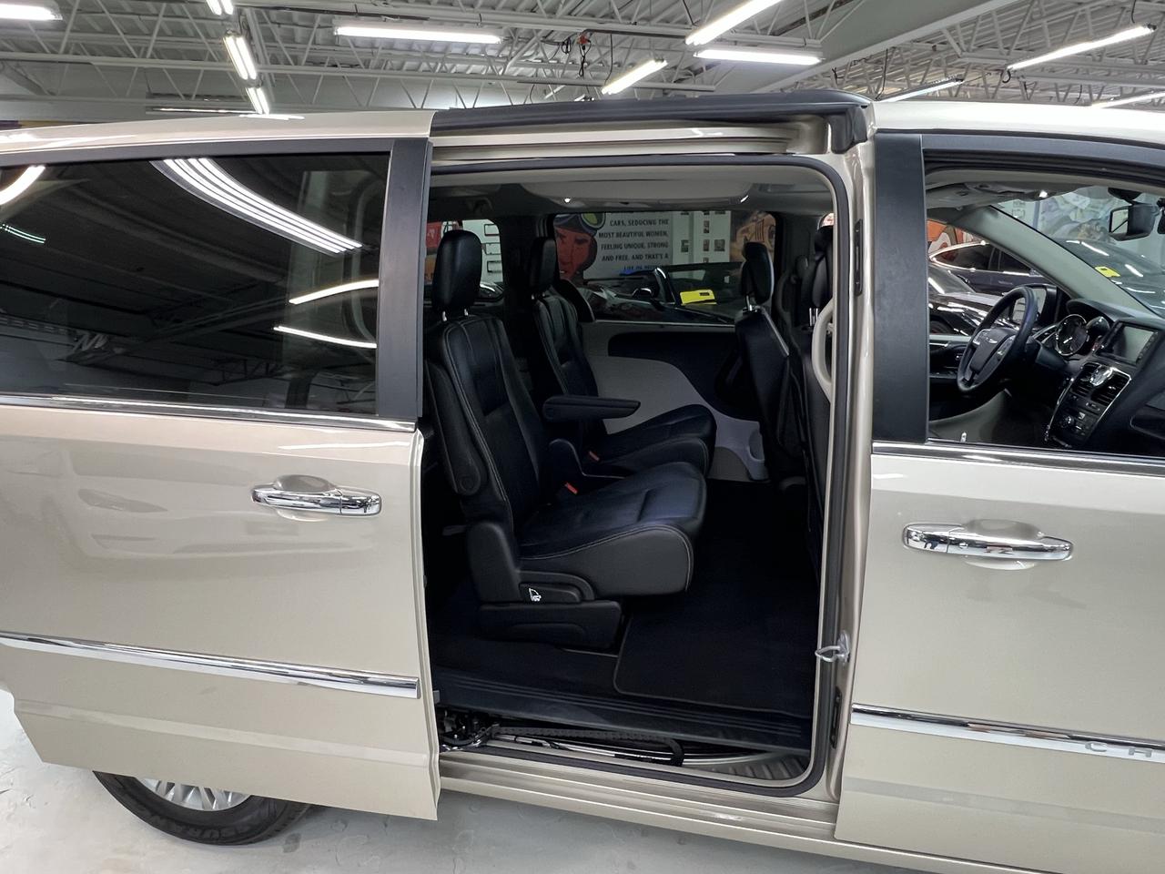 2016 Chrysler Town & Country TOURING Photo