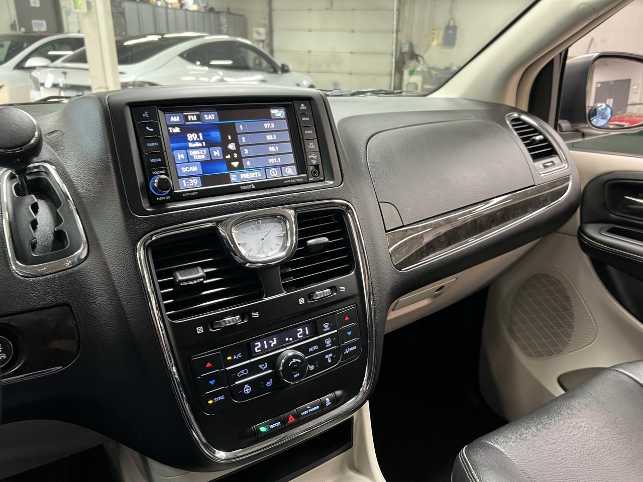 2016 Chrysler Town & Country TOURING Photo