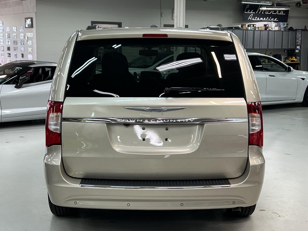 2016 Chrysler Town & Country TOURING Photo