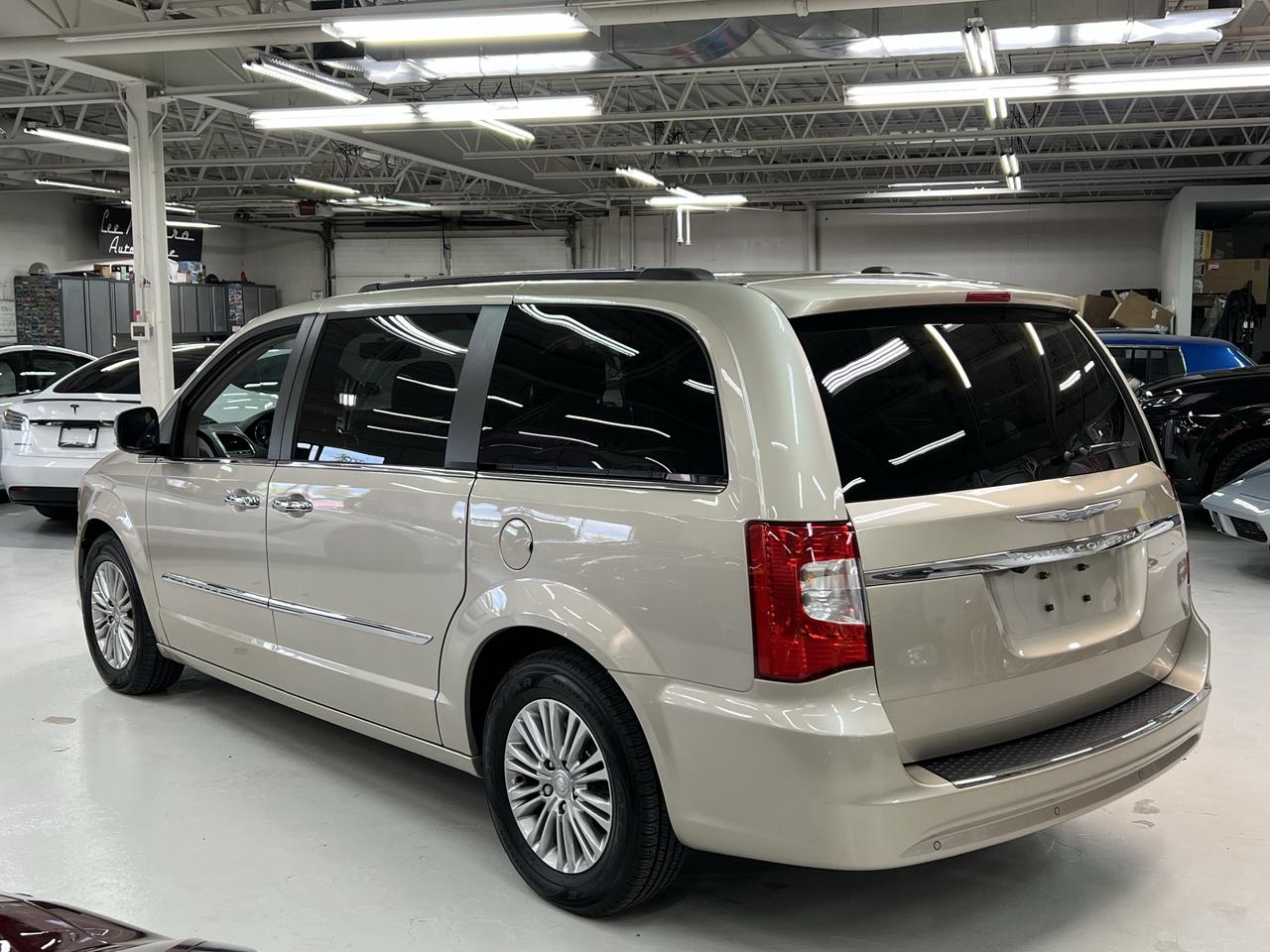 2016 Chrysler Town & Country TOURING Photo