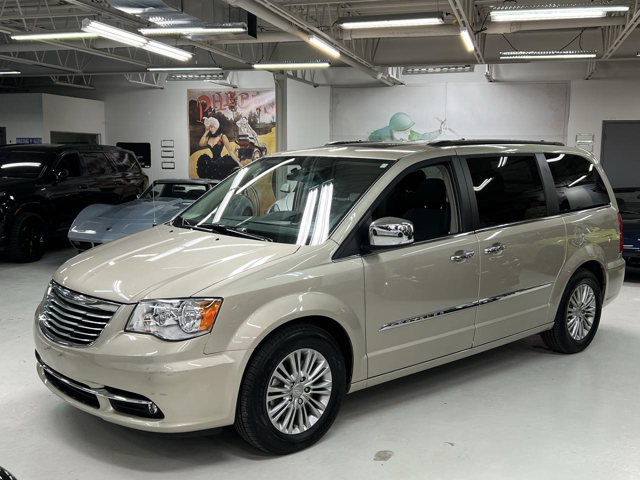 2016 Chrysler Town & Country TOURING Photo