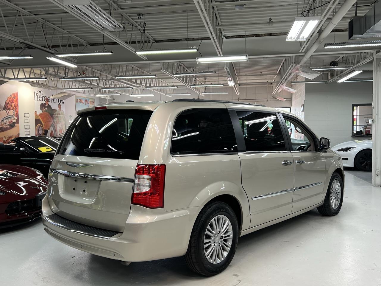 2016 Chrysler Town & Country TOURING Photo