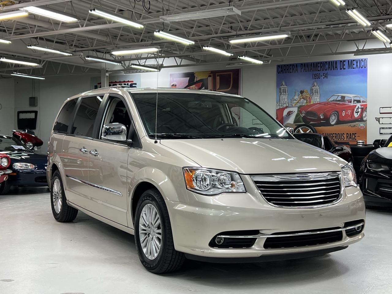 2016 Chrysler Town & Country TOURING Photo