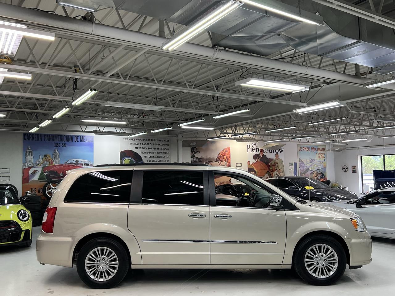 2016 Chrysler Town & Country TOURING Photo