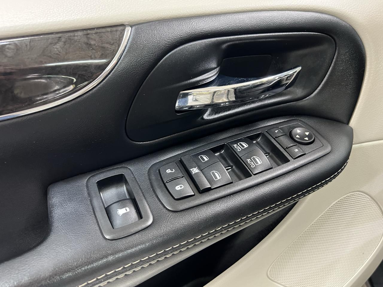 2016 Chrysler Town & Country TOURING Photo