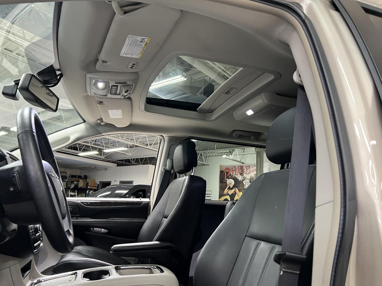 2016 Chrysler Town & Country TOURING Photo