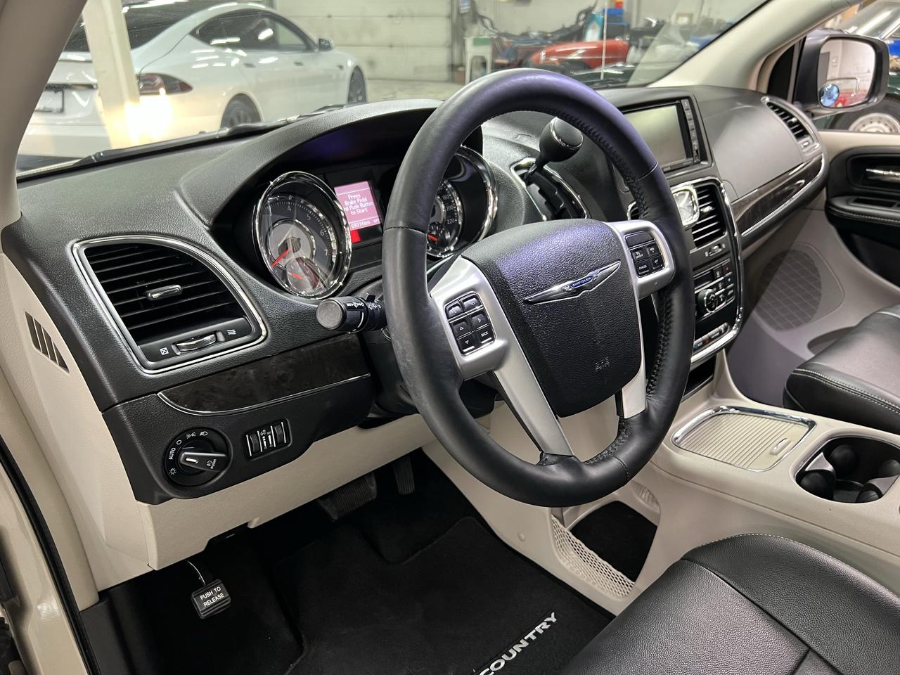 2016 Chrysler Town & Country TOURING Photo