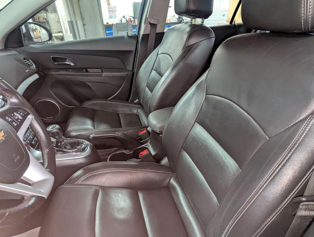 2016 Chevrolet Cruze LT WITH RS PACKAGE/6-SPEED MANUAL!! Photo