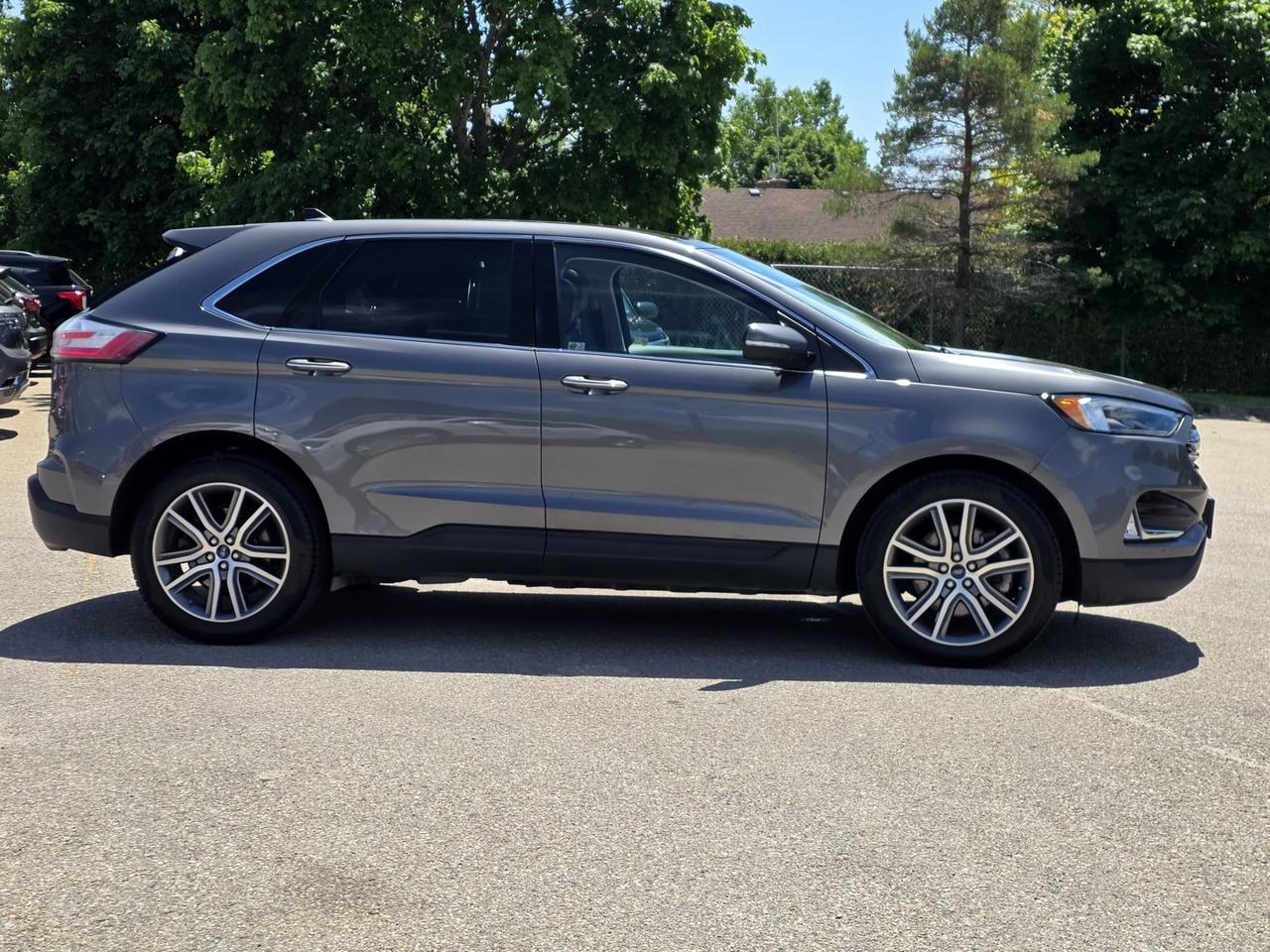 2022 Ford Edge Titanium AWD Photo3