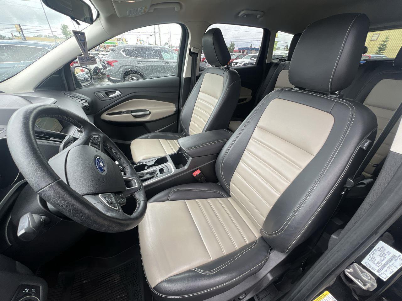 2019 Ford Escape SEL AWD, HEATED LEATHER SEATS, BACK UP CAM, NAV, POWER LIFTGATE!! Photo