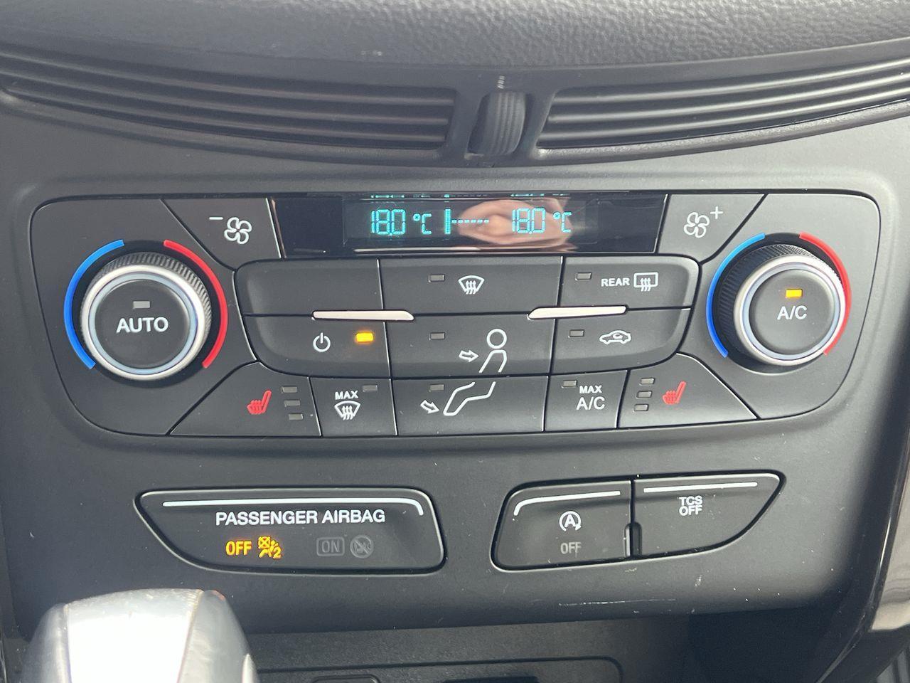 2019 Ford Escape SEL AWD, HEATED LEATHER SEATS, BACK UP CAM, NAV, POWER LIFTGATE!! Photo