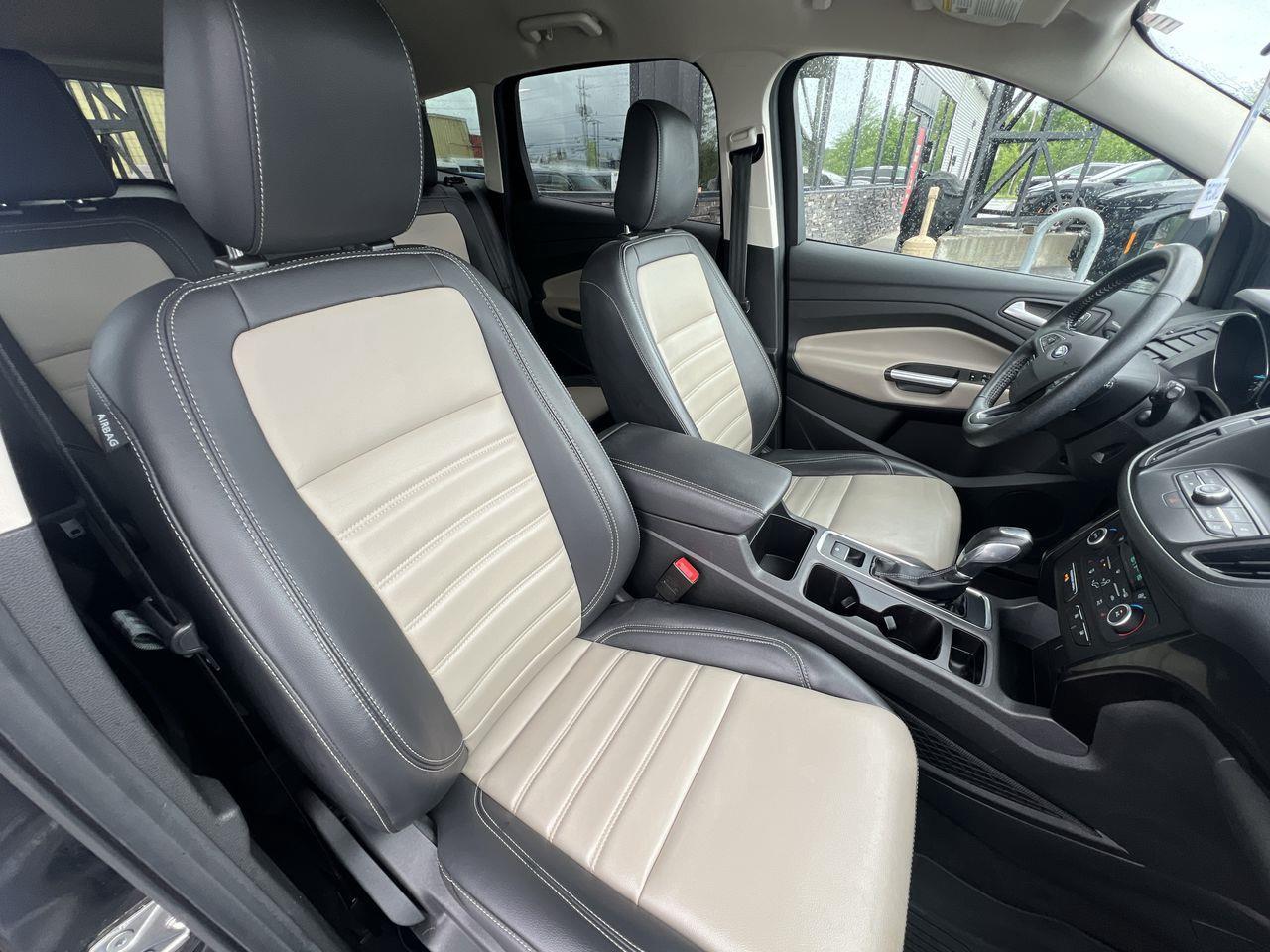 2019 Ford Escape SEL AWD, HEATED LEATHER SEATS, BACK UP CAM, NAV, POWER LIFTGATE!! Photo