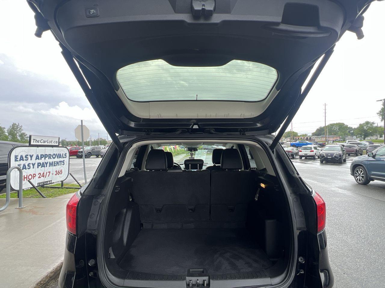 2019 Ford Escape SEL AWD, HEATED LEATHER SEATS, BACK UP CAM, NAV, POWER LIFTGATE!! Photo