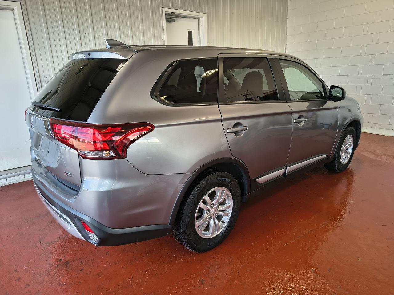 2020 Mitsubishi Outlander ES Photo