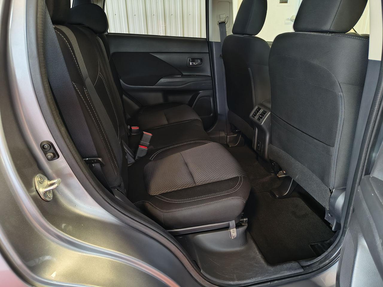 2020 Mitsubishi Outlander ES Photo0