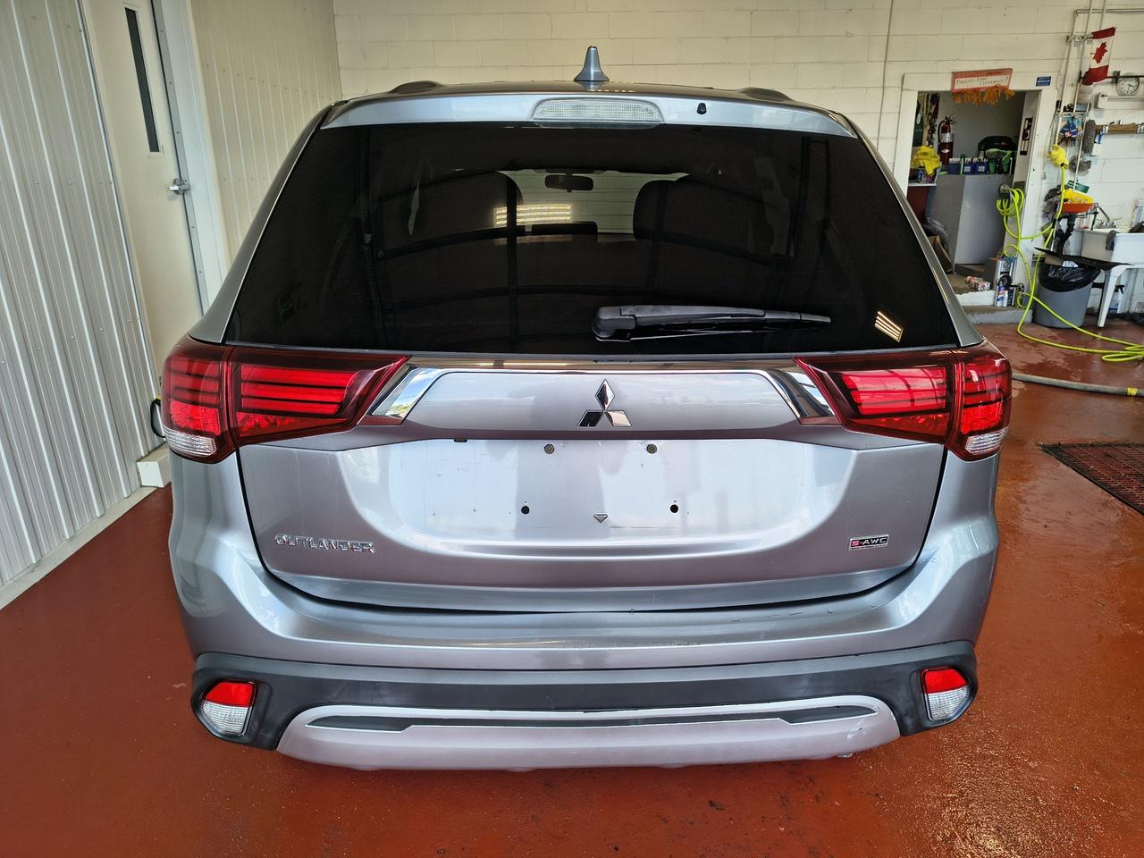 2020 Mitsubishi Outlander ES Photo0