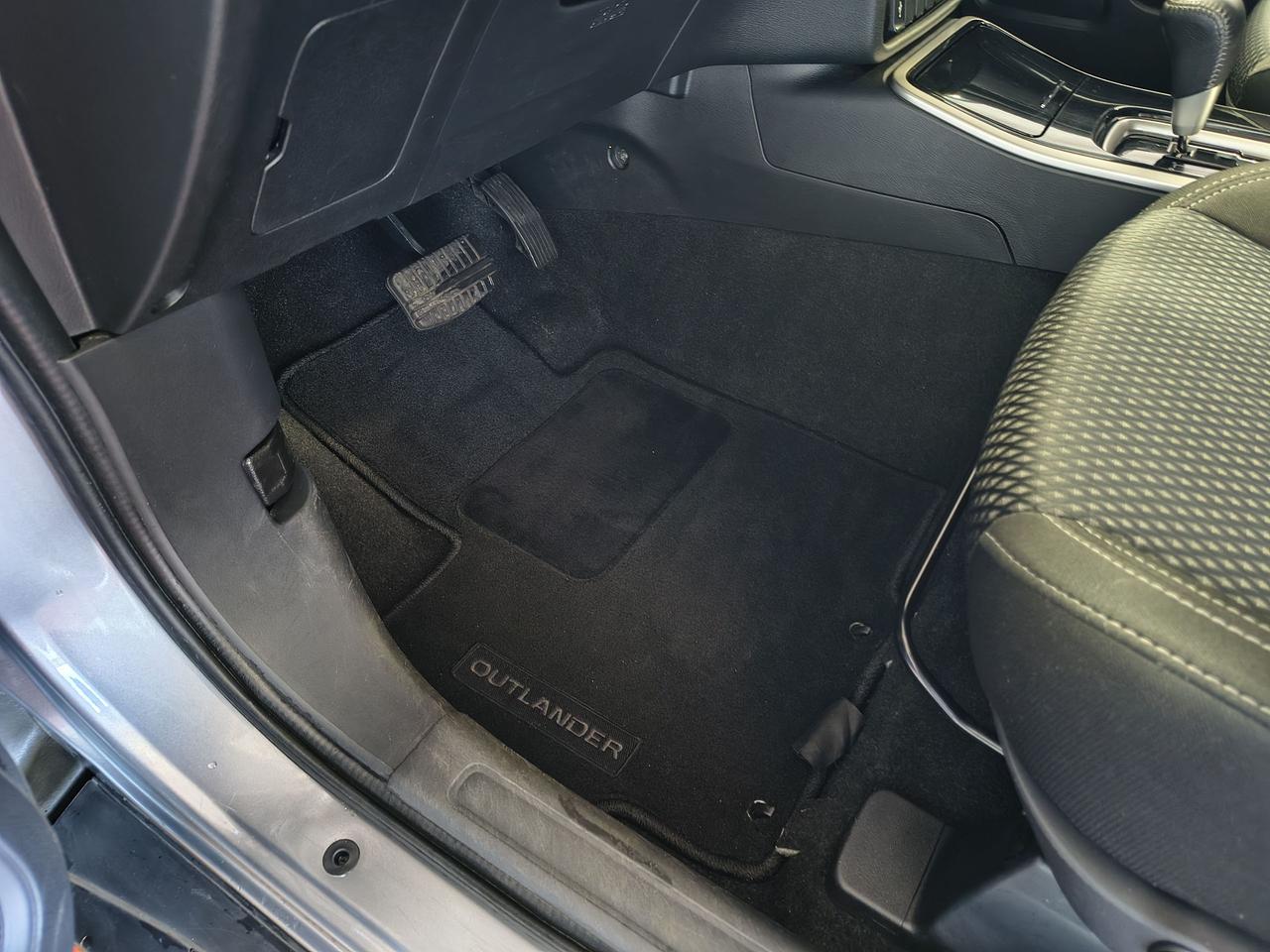 2020 Mitsubishi Outlander ES Photo