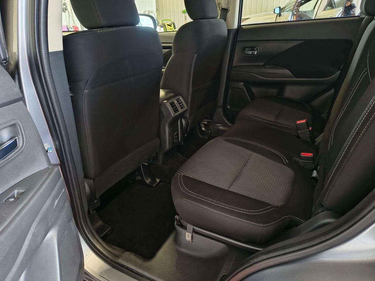 2020 Mitsubishi Outlander ES Photo