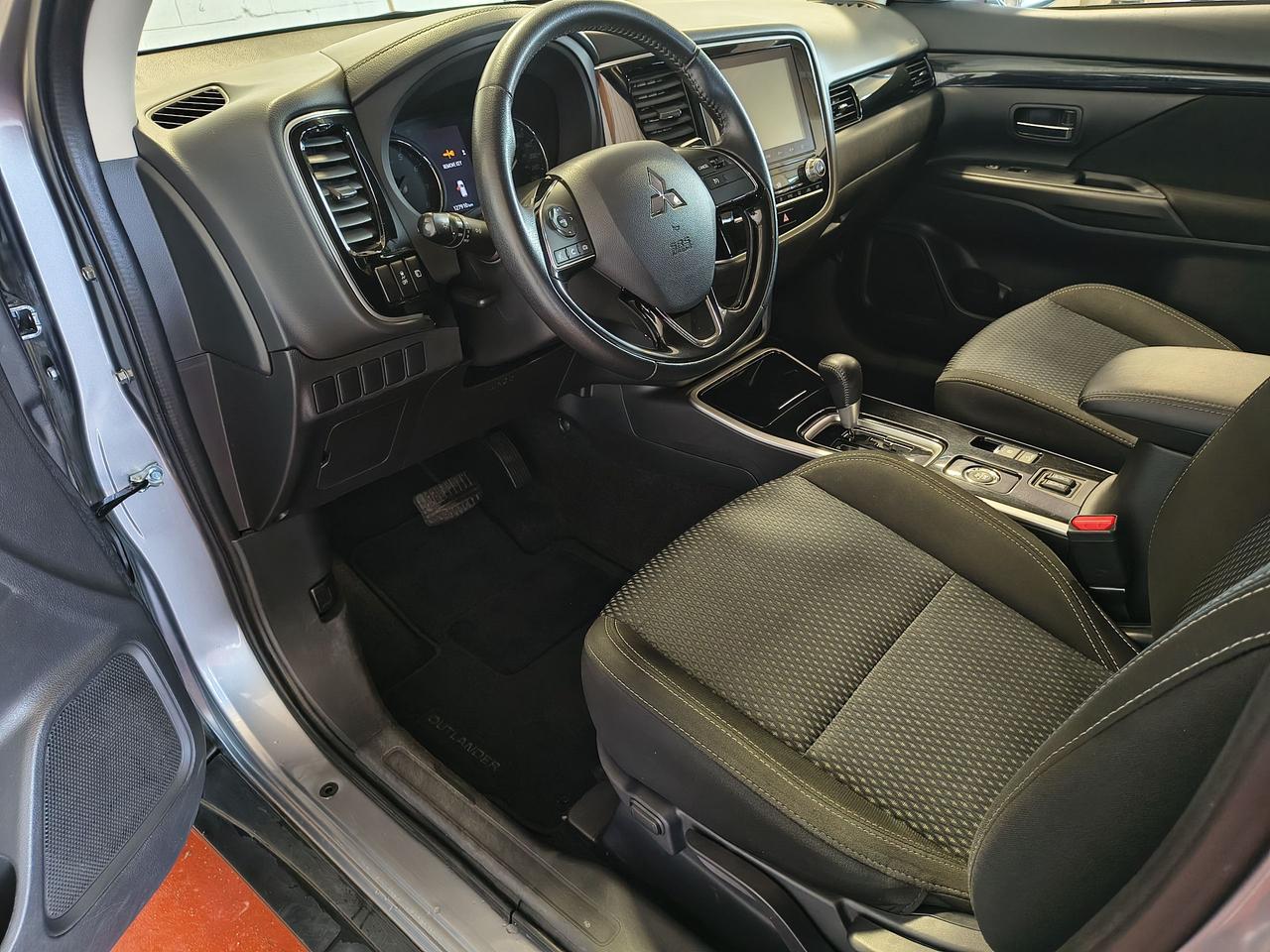 2020 Mitsubishi Outlander ES Photo