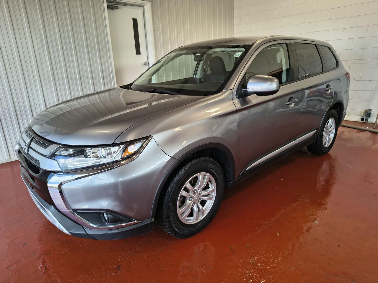 2020 Mitsubishi Outlander ES Photo0