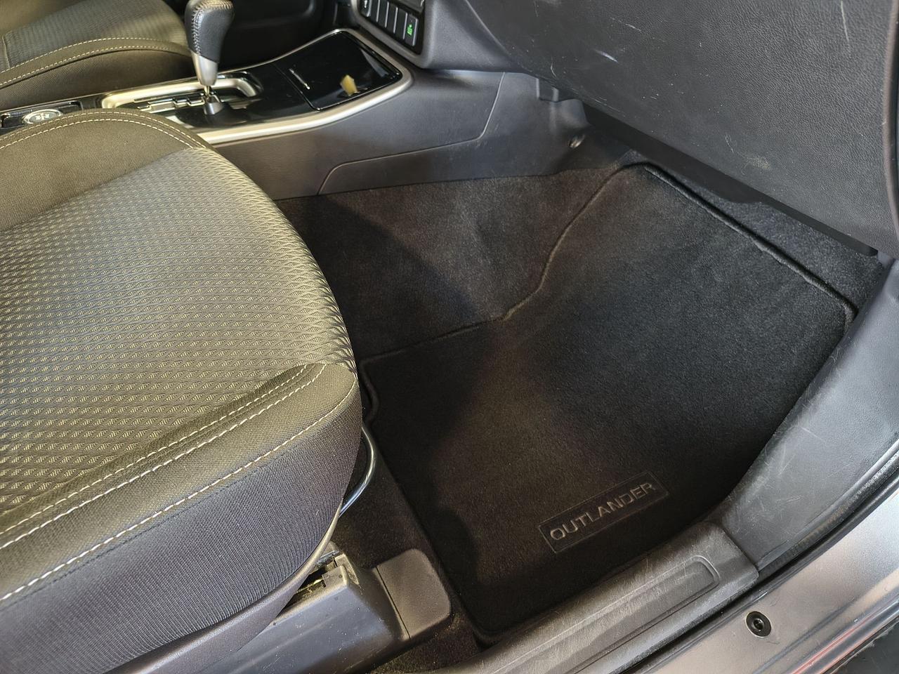 2020 Mitsubishi Outlander ES Photo0