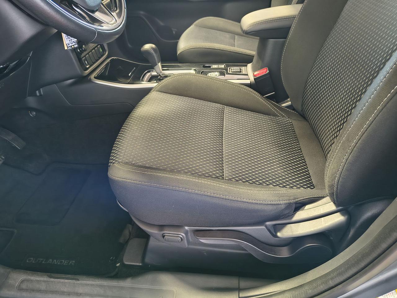 2020 Mitsubishi Outlander ES Photo