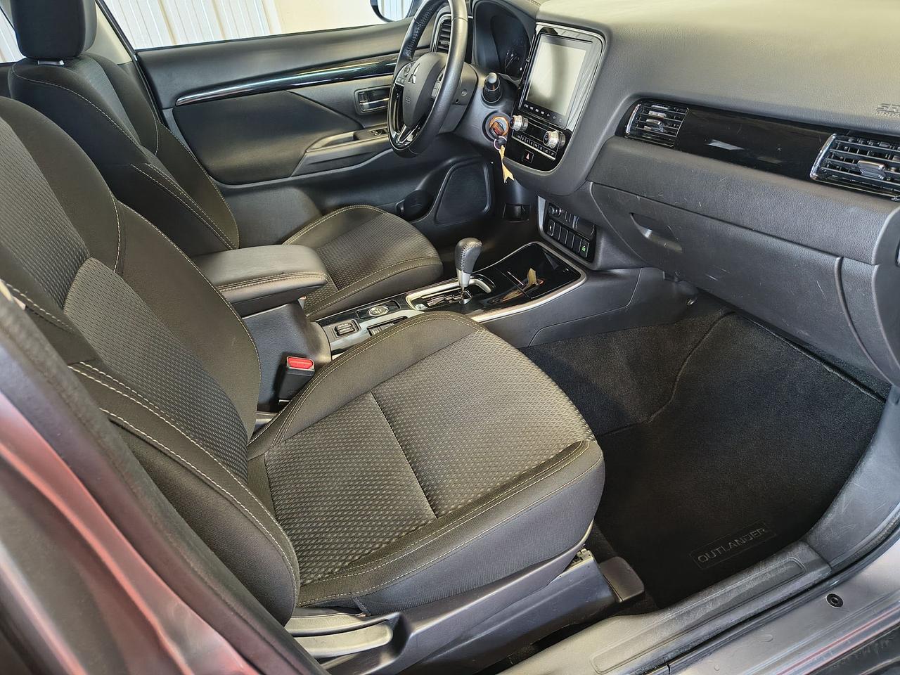 2020 Mitsubishi Outlander ES Photo0