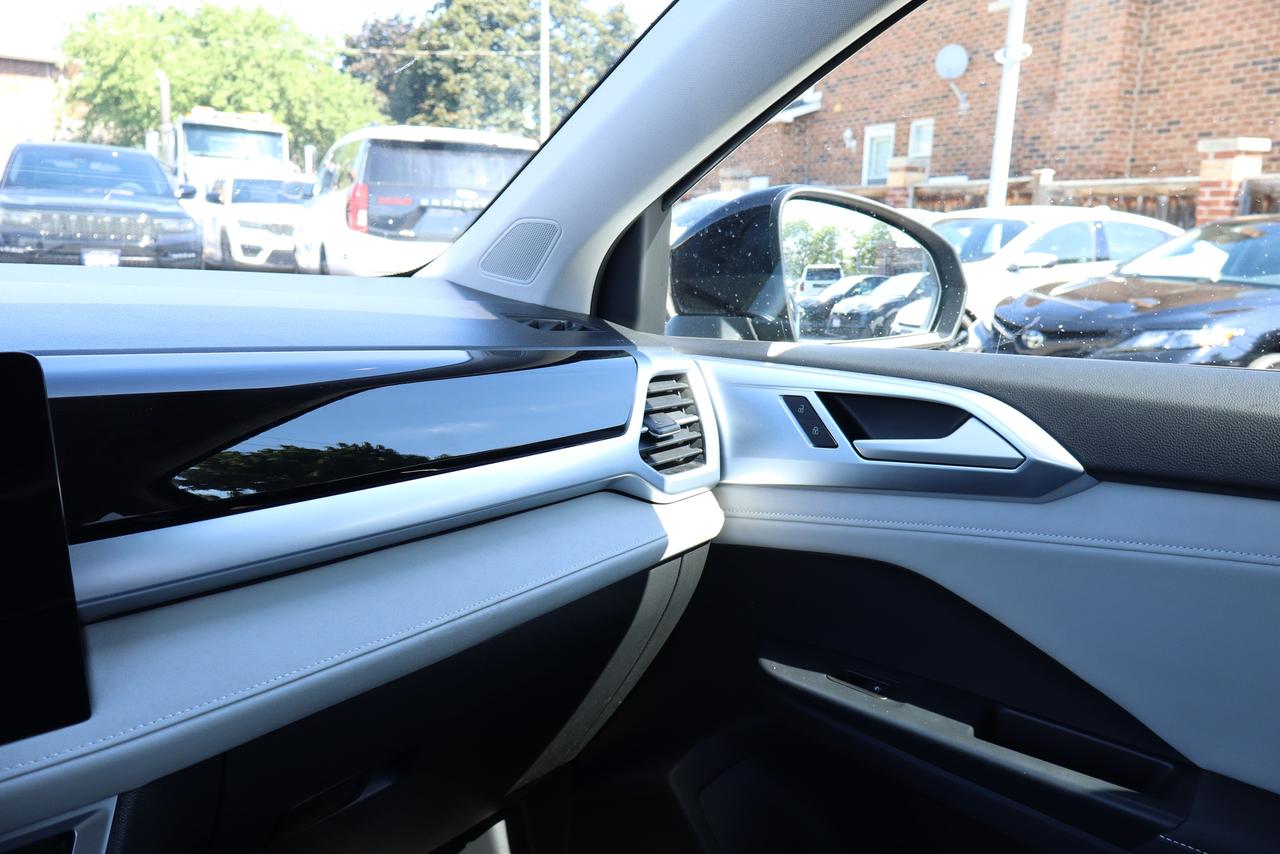 2025 Volkswagen Taos Comfortline 4Motion Photo