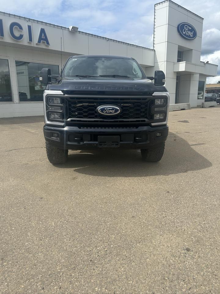 2023 Ford F-350 Super Duty SRW Platinum Photo1