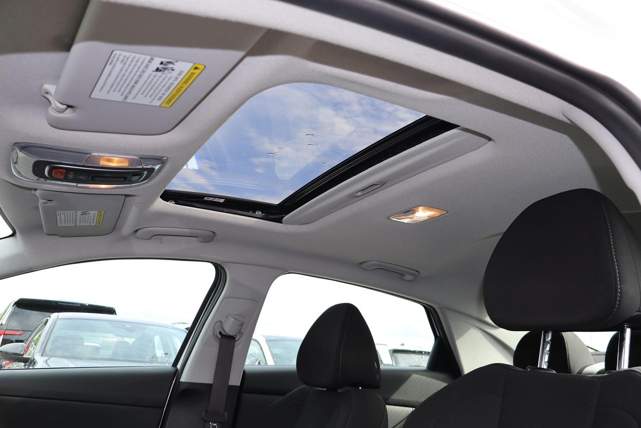 2025 Hyundai Elantra Preferred IVT w/Tech Pkg with sunroof Photo