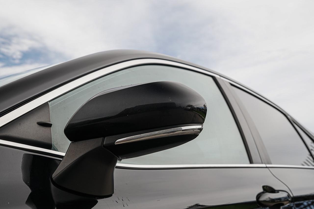 2018 Toyota Camry SE | LEATHER SEATS | SUNROOF | HEATED SEATS | CAM Photo