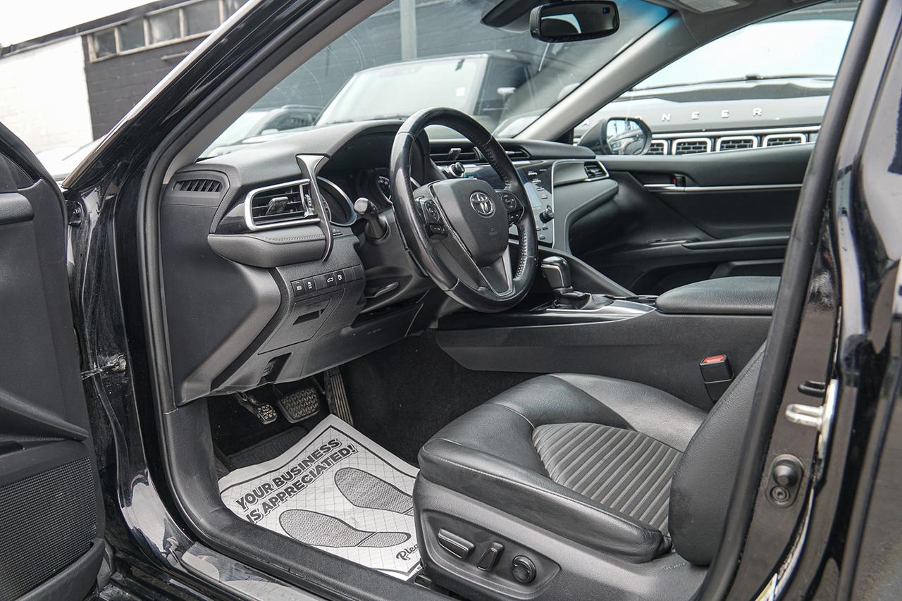 2018 Toyota Camry SE | LEATHER SEATS | SUNROOF | HEATED SEATS | CAM Photo