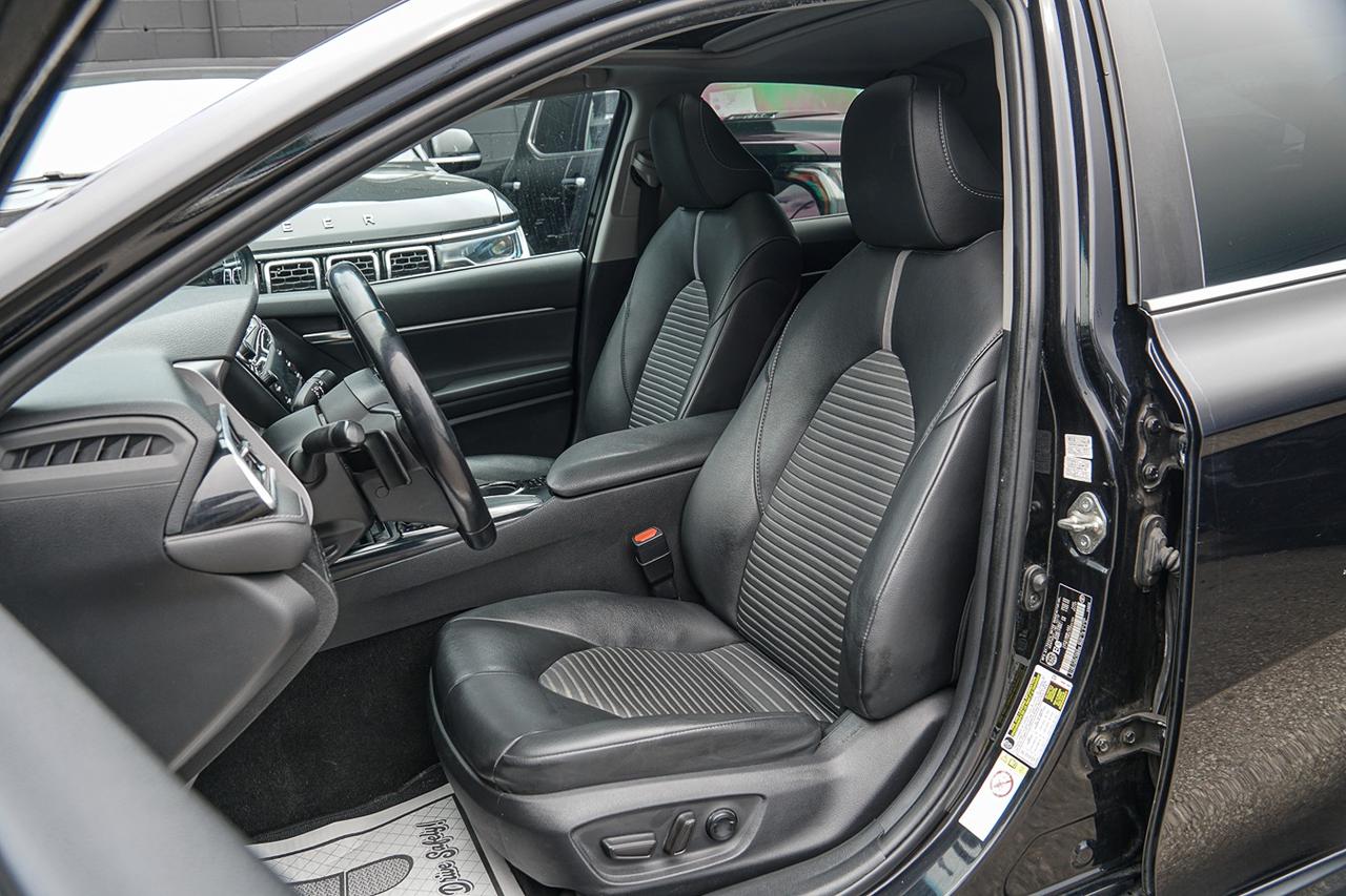 2018 Toyota Camry SE | LEATHER SEATS | SUNROOF | HEATED SEATS | CAM Photo