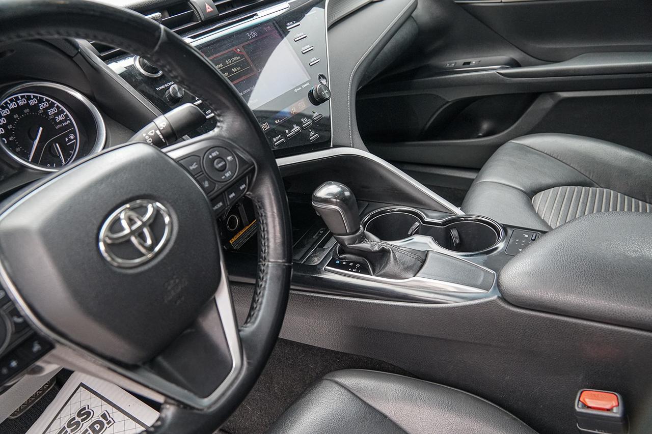 2018 Toyota Camry SE | LEATHER SEATS | SUNROOF | HEATED SEATS | CAM Photo
