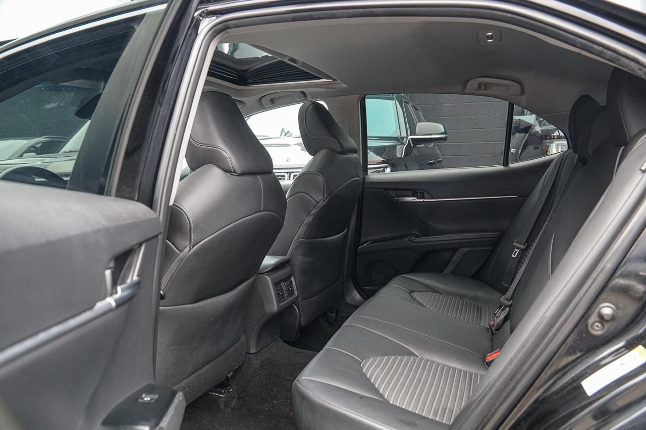 2018 Toyota Camry SE | LEATHER SEATS | SUNROOF | HEATED SEATS | CAM Photo