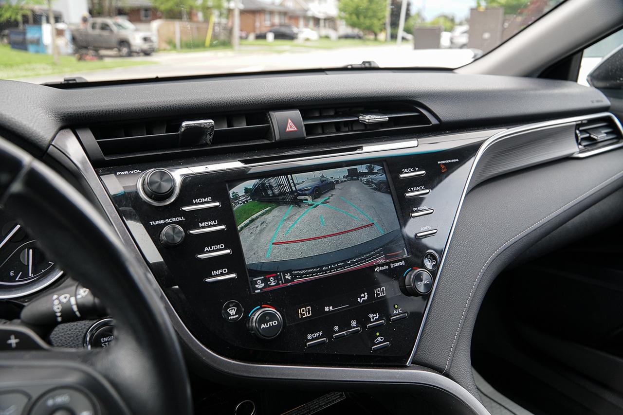 2018 Toyota Camry SE | LEATHER SEATS | SUNROOF | HEATED SEATS | CAM Photo