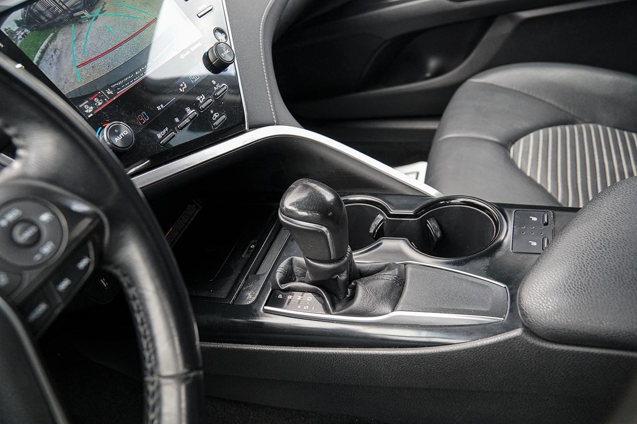 2018 Toyota Camry SE | LEATHER SEATS | SUNROOF | HEATED SEATS | CAM Photo