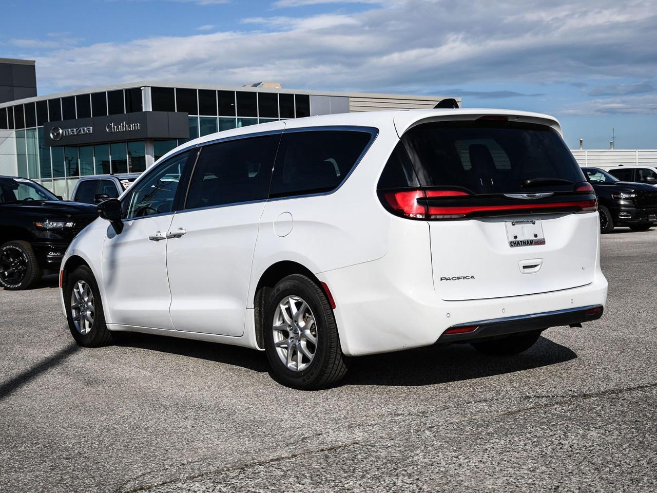 2024 Chrysler Pacifica TOURING-L FWD Photo