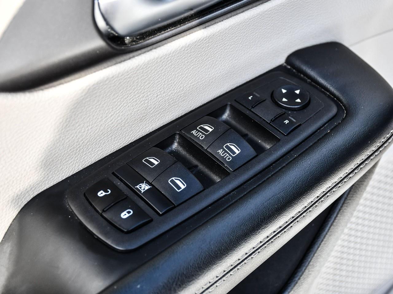 2024 Chrysler Pacifica TOURING-L FWD Photo