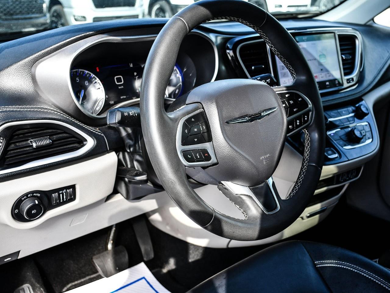 2024 Chrysler Pacifica TOURING-L FWD Photo