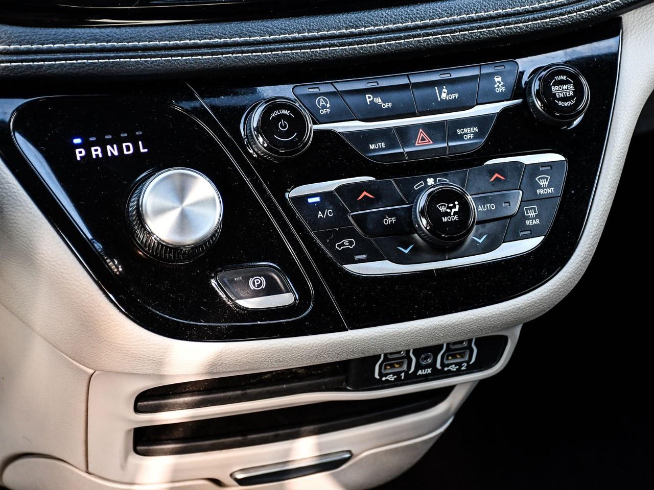 2024 Chrysler Pacifica TOURING-L FWD Photo