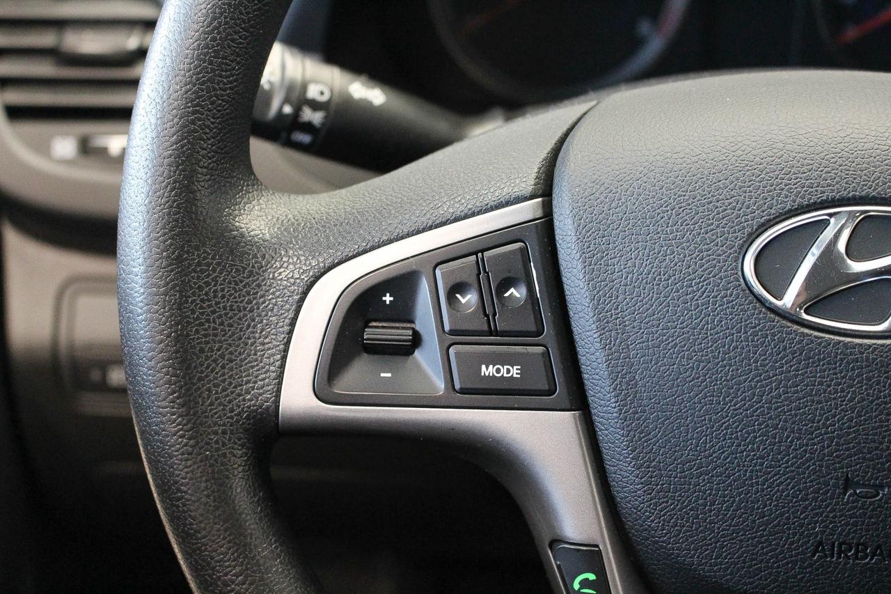 2016 Hyundai Accent SE CLOTH UPHOLSTERY - LOW KMS - CLEAN CARFAX! Photo