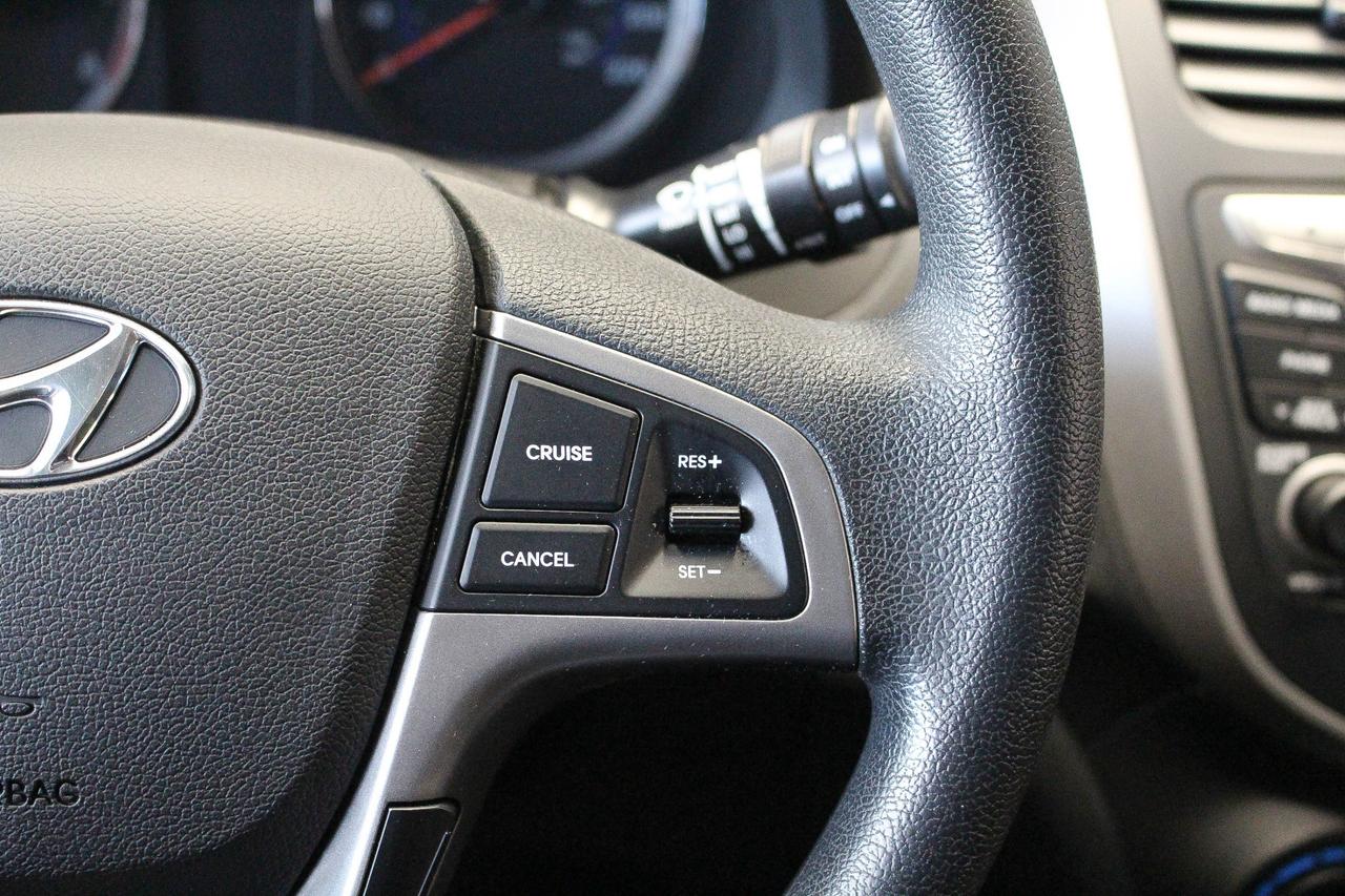 2016 Hyundai Accent SE CLOTH UPHOLSTERY - LOW KMS - CLEAN CARFAX! Photo