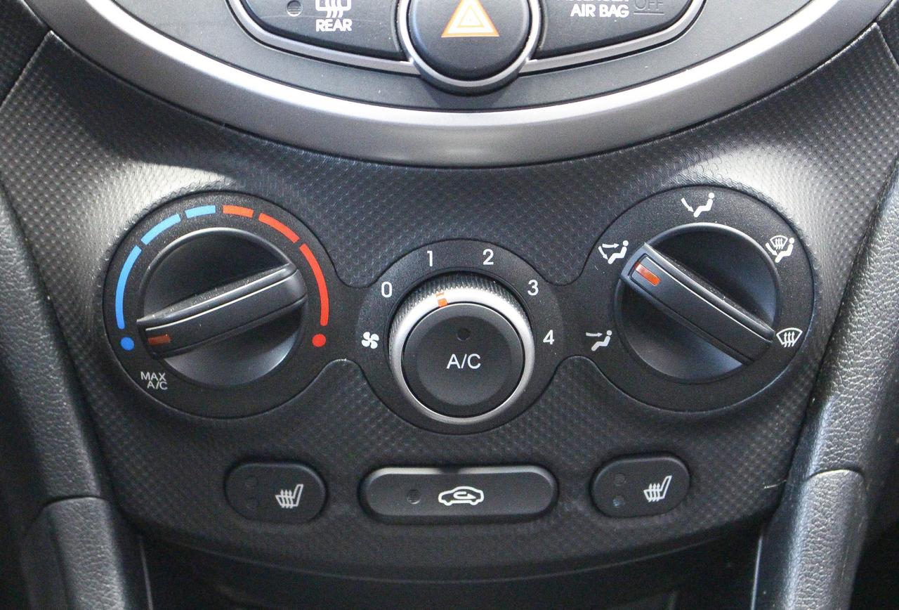 2016 Hyundai Accent SE CLOTH UPHOLSTERY - LOW KMS - CLEAN CARFAX! Photo
